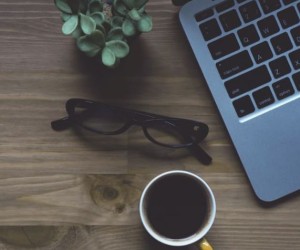 2017-01-15 17_49_26-Black Frame Eyeglasses Near White Ceramic Mug · Free Stock Photo