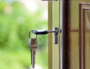 2017-10-29 18_51_11-Black Handled Key on Key Hole · Free Stock Photo