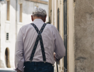 2019-05-29 20_48_35-The back of the old man walking in th... _ HD photo by Caroline Hernandez (@caro