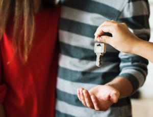 2019-06-15 09_12_26-Person Giving Keys on Man · Free Stock Photo