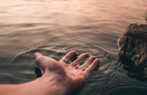 2019-09-18 09_11_20-Feeling the Water _ HD photo by Josh Hild (@joshhild) on Unsplash