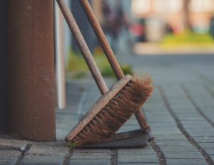 2019-12-14 10_25_36-brown push broom on dust pan photo – Free Broom Image on Unsplash