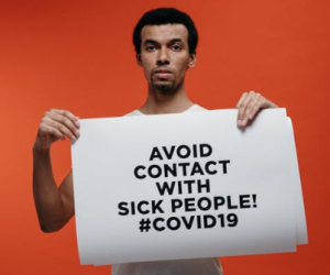 2020-03-18 19_33_49-Man Holding A Warning Sign About Coronavirus · Free Stock Photo
