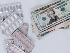 2020-06-23 20_12_04-Set of pills with heap of paper money · Free Stock Photo