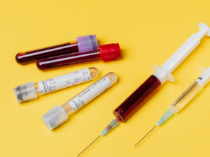 2020-06-28 20_04_20-Syringes and test tubes with blood samples · Free Stock Photo